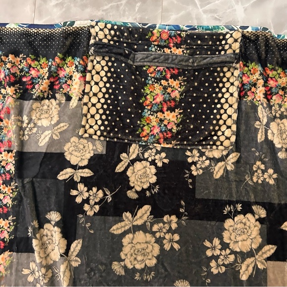 💕 JOHNNY WAS WILLA TRAVEL BLANKET Floral dotted pattern and flourishing blooms - Picture 5 of 10